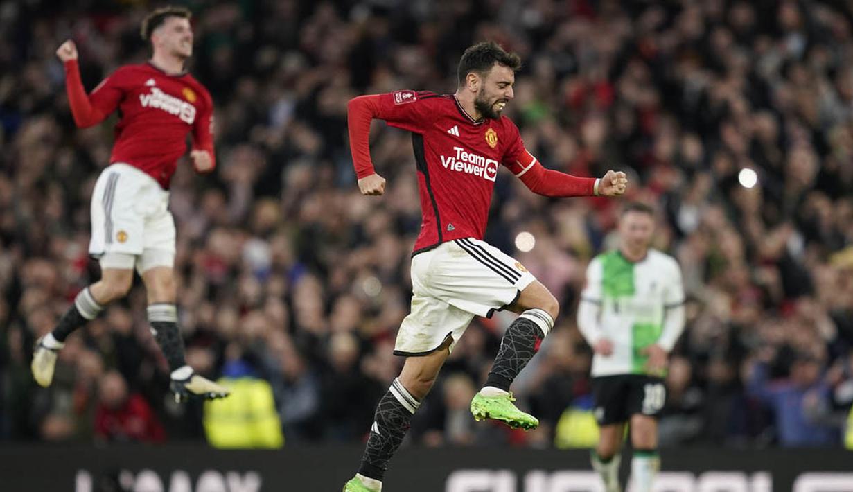 Pemain Manchester United, Harry Maguire, merayakan kemenangan atas Liverpool pada babak perempat final Piala FA 2023/2024 di Old Trafford, Minggu (17/03/2024). (AP Photo/Dave Thompson)