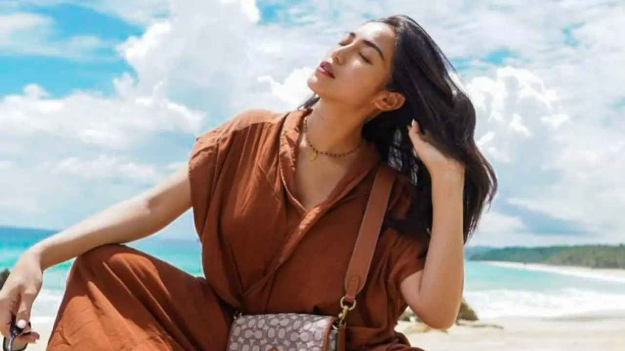 Jessica Iskandar saat di Pantai, Cantik dan Menawan
