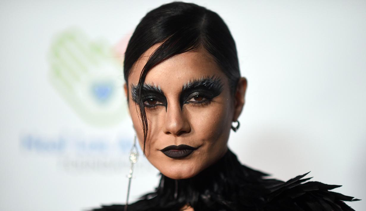 Vanessa Hudgens menghadiri Pesta Halloween "Thriller Night" yang diselenggarakan oleh Prince Michael Jackson di Jackson Family Home, Encino, California, Amerika Serikat, 28 Oktober 2022. Bibirnya berwarna hitam pekat dan pipinya ditaburi bronzer mengilap untuk tampilan bercahaya. (Photo by Richard Shotwell/Invision/AP)