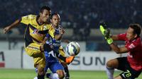 Pemain Mitra Kukar, Hendra Bayauw berusaha menjebol gawang Persib Bandung