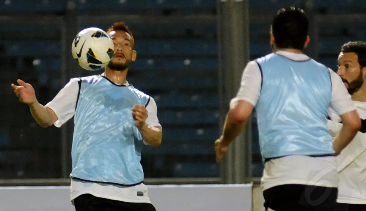 Mantan pemain Timnas Jepang yang pernah berlaga di klub AS Roma, Hidetoshi Nakata, berusaha mengontrol bola dengan dada saat berlatih bersama tim Football Legends di Stadion GBK Jakarta, (6/6/2014). (Liputan6.com/Helmi Fithriansyah)