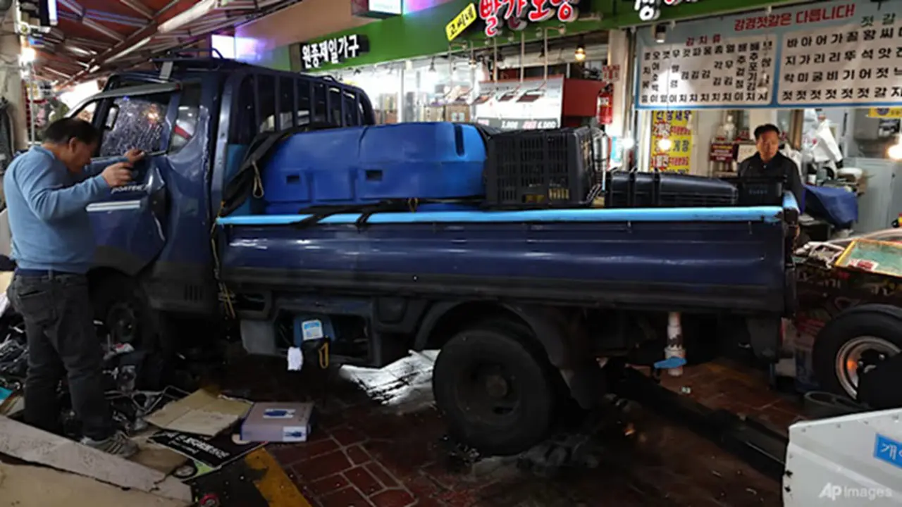 Sebuah truk menabrak pasar di Bucheon, Korea Selatan, pada Kamis (13/11/2025).