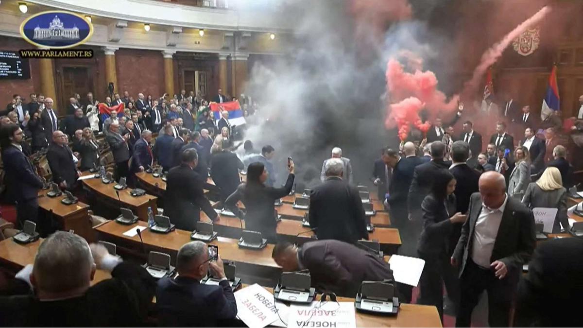 Kericuhan di sidang parlemen Serbia