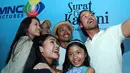 Para pemain film'Surat Cinta Kartini' dalam acara syukuran di kafe Pong Me, Jakarta Selatan, Kamis (30/7/2015). Film fiksi yang mengambil latar belakang sejarah pada era Kartini di tahun 1900an. (Deki Prayoga/Bintang.com)