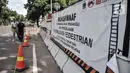 Pejalan kaki melintasi jalur sementara saat proyek revitalisasi trotoar di Jalan Medan Merdeka Selatan, Jakarta Pusat, Selasa (22/11/2022). Pemprov DKI Jakarta mengalokasikan anggaran sebesar Rp 171 miliar dalam Rancangan Anggaran Pendapatan dan Belanja Daerah (RAPBD) DKI Jakarta 2023 untuk revitalisasi trotoar di Ibu Kota. (merdeka.com/Iqbal S. Nugroho)