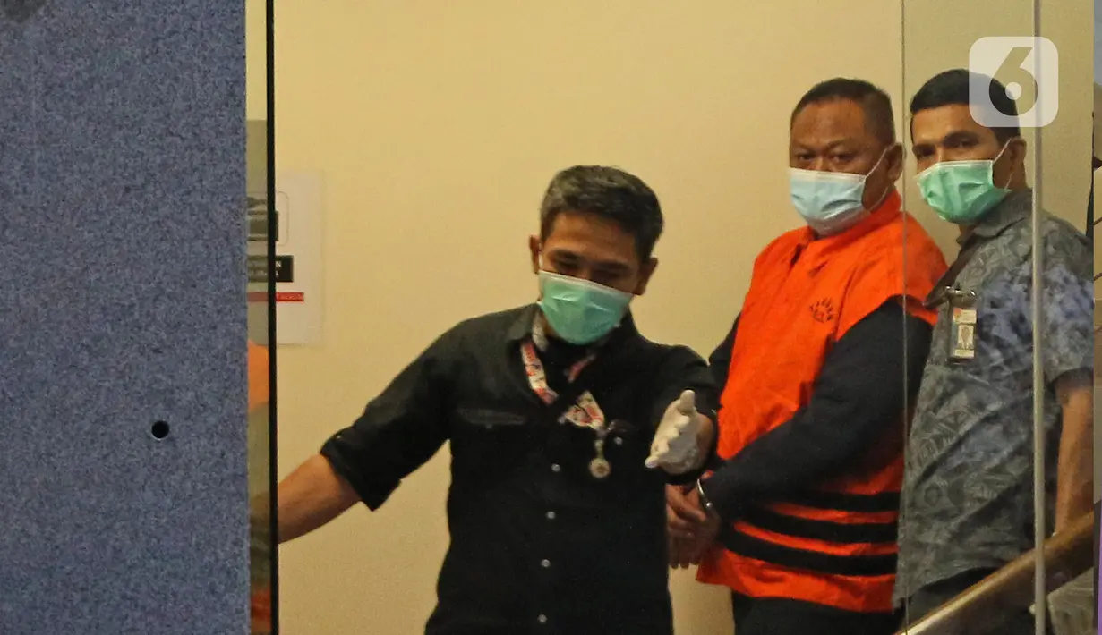 Tersangka kasus korupsi bansos Covid-19 Matheus Joko Santoso digiring petugas di Gedung KPK, Jakarta, Minggu (6/12/2020). KPK menahan tiga orang tersangka yakni pejabat pembuat komitmen di Kemensos Matheus Joko Santoso serta pihak swasta Ardian IM dan Harry Sidabuke (Liputan6.com/Herman Zakharia)