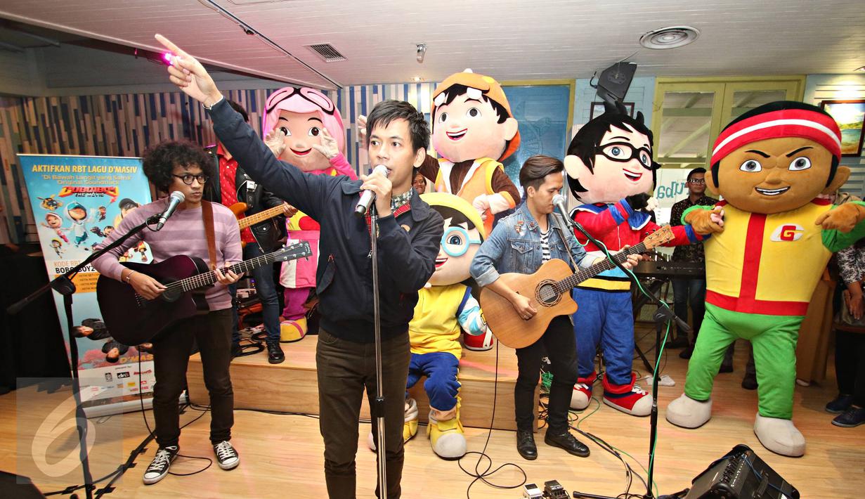 Grup band d'Masiv tampil dalam acara launching lagu berjudul 'Di Bawah Langit yang Sama' di Jakarta, Jumat (5/2). Lagu tersebut menjadi OST film 'BoBoiBoy The Movie' serta akan dimuat dalam album kelima mereka. (Liputan6.com/Immanuel Antonius)