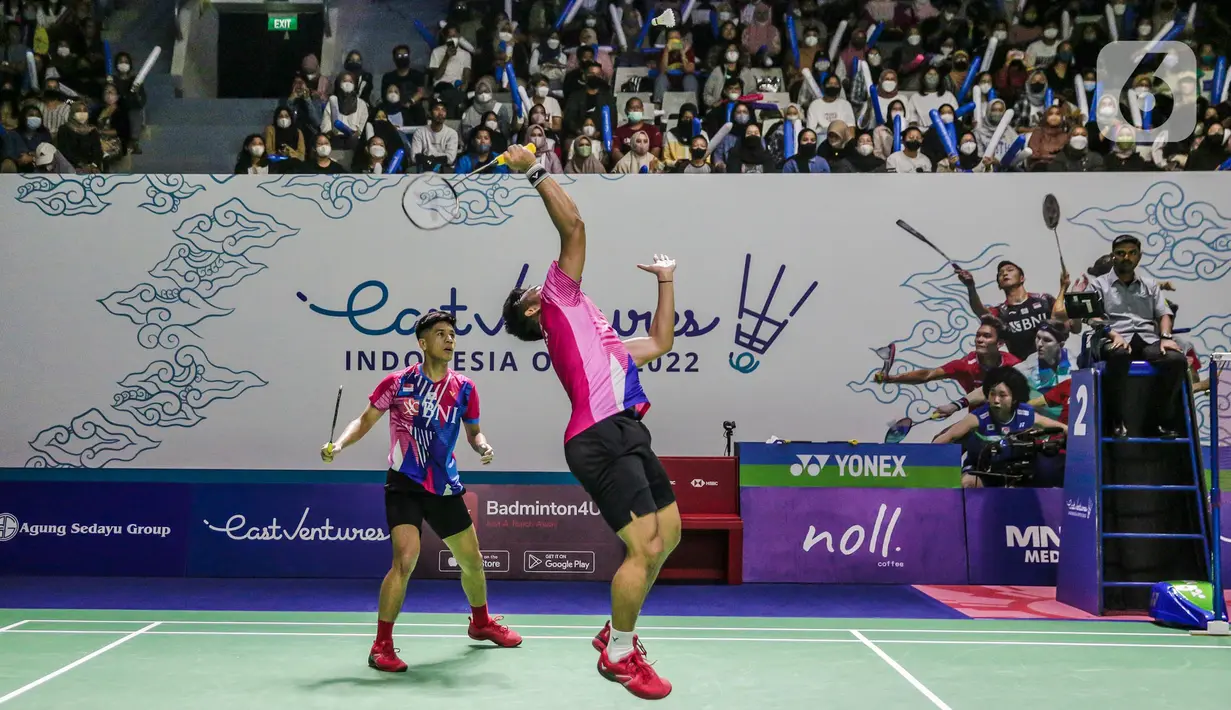 Ganda putra Indonesia Pramudya Kusumawardana/Yeremia Rambitan mengembalikan kok Ben Lane/Sean Vendy dari Inggris saat tampil dalam Indonesia Open 2022 di Istora Senayan, Jakarta, Rabu (15/6/2022). Pramudya Kusumawardana dan Yeremia Rambitan menang dengan skor 21-19, 21-15. (Liputan6.com/Faizal Fanani)