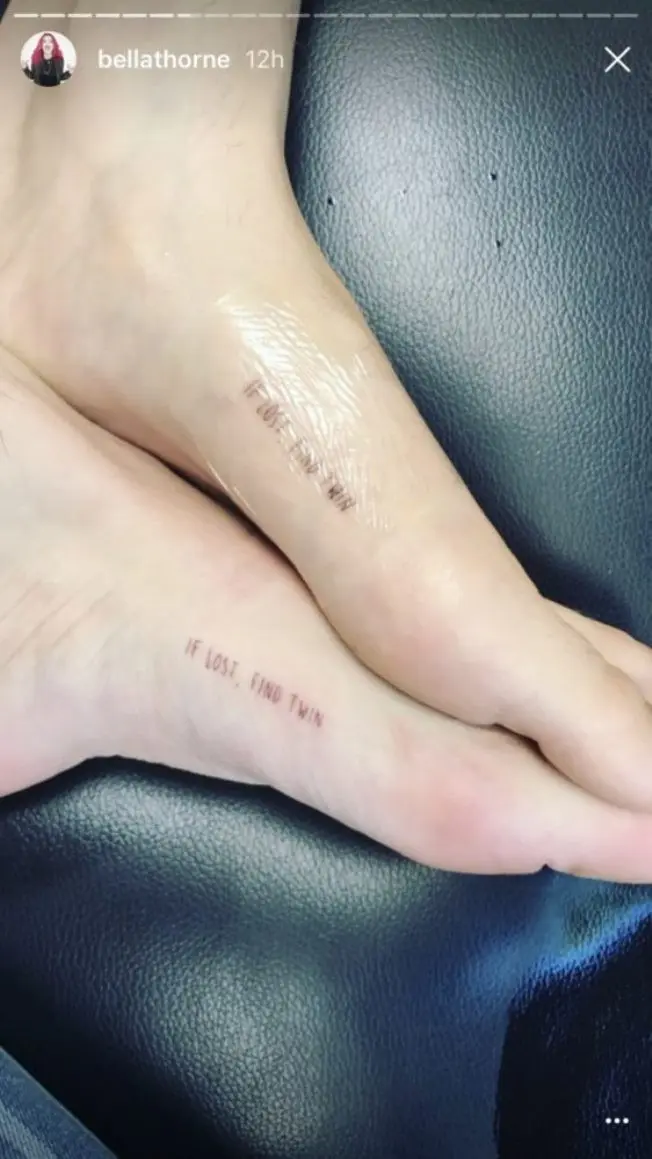 Bella Thorne saat membuat tato di kaki. (Instagram - @bellathorne)