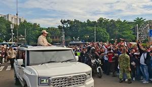 Presiden Prabowo tiba menghadiri peringatan Hari Buruh Internasional atau May Day 2026 di Monas, Jakarta, Jumat (1/5/2026). (Liputan6.com/Rifqy Alief Abiyya)