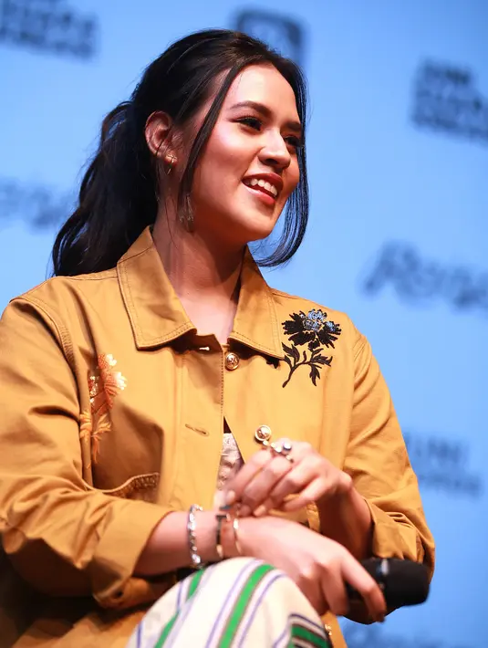 Video klip 'Kembali'  juga dirilis pada Rabu 10 Juli 2019. Raisa tampak sangat bersemangat dengan kembalinya ia ke dunia hiburan. (Deki Prayoga/Kapanlagi)