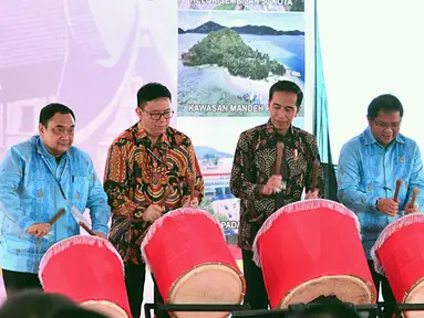 Presiden Jokowi (tengah) bersama Menkominfo Rudiantara (dua kanan), Ketua Umum PWI Margiono (kiri), dan Gubernur Sumbar Irwan Prayitno (kanan) memukul gendang saat HPN 2018 di Padang, Sumatera Barat, Jumat (9/2). (Liputan6.com/Pool/Biro Setpres)