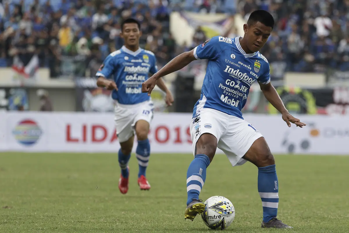 Gelandang Persib Bandung, Febri Hariyadi, mengontrol bola saat melawan TIRA Persikabo pada laga Piala Presiden 2019. (Bola.com/Yoppy Renato)
