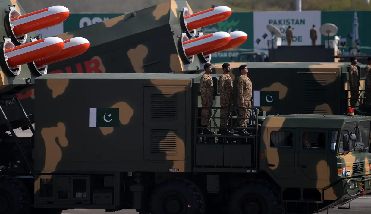 Sejumlah prajurit Pakistan berdiri di samping rudal siluman Babur saat parade Hari Militer Pakistan di Islamabad, Pakistan, (23/3). Parade ini memperingati Resolusi Lahore, perpisahan kaum Muslim dari Kerajaan Britania India. (AFP Photo / Aamir Qureshi)