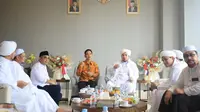 Wakil Ketua MPR yang juga Sekjen Partai Gerindra Ahmad Muzani bersilaturahmi dengan Walikota Solo Gibran Rakabuming Raka. (Ist)