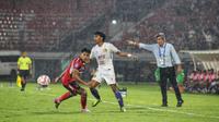 Pemain Persik Kediri Yusuf Meilana Fuad Buhari saat mencoba lepas dari kawalan pemain Bali United Rahmat Arjuna dalam pekan ke-18 BRI Liga 1 2024/2025 di Stadion Dipta. (Alit Binawan/Bola.com)