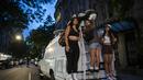 Fans mencoba melihat kedatangan selebriti di luar Metropolitan Museum of Art selama MET Gala di New York (13/9/2021). Met Gala sempat ditiadakan di tahun 2020 akibat pandemi Covid-19 yang melanda dunia. (AFP/Eduardo Munoz)