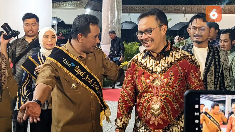 Pj Gubernur Sulsel Bahtiar Baharuddin dan Istrinya Resmi Jadi Bapak dan Bunda Asuh Anak Stunting