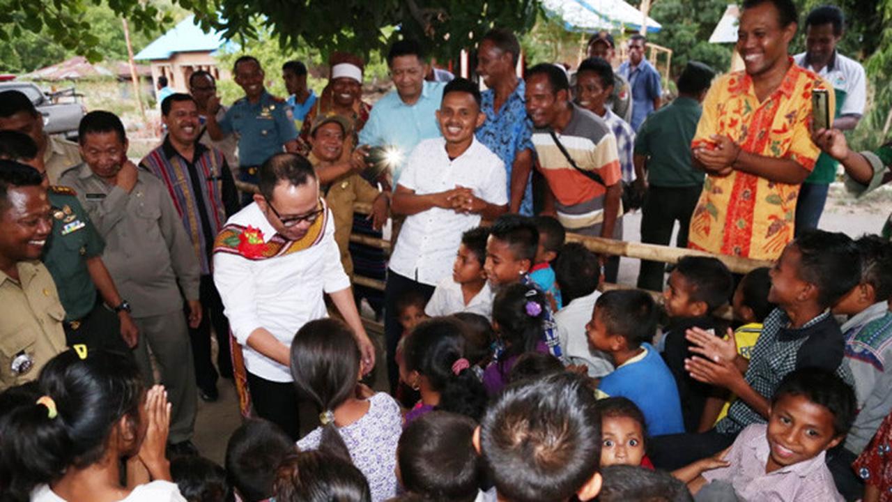 Menteri Hanif Terharu Ketika Kunjungi Desa Kantong TKI di NTT