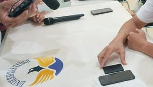 Barang bukti perangkat tambahan berupa telepon seluler serta sebuah kotak elektronik berbentuk chip yang disamarkan menggunakan sampul menyerupai kartu akses hotel sebagai bentuk kamuflase. (Liputan6.com/ Dok Ist)