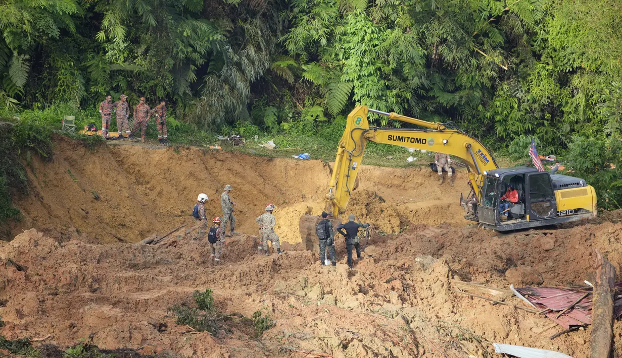 Tim penyelamat menggunakan alat berat melanjutkan pencarian korban yang terjebak dalam tanah longsor di Batang Kali, Malaysia, Sabtu, 17 Desember 2022. Longsor Jumat, 16 Desember 2022, di sebuah perkemahan wisata di Malaysia menyebabkan lebih dari selusin orang tewas dan pihak berwenang mengatakan belasan orang lainnya dikhawatirkan terkubur di lokasi di sebuah pertanian organik di luar ibu kota Kuala Lumpur. (AP Photo/Vincent Thian)