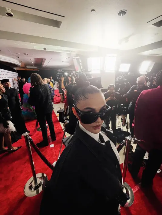 Agnez Mo selalu berhasil mencuri perhatian lewat fashion yang ditampilkan di segala kesempatan. [Foto: Instagram/ Agnez Mo]