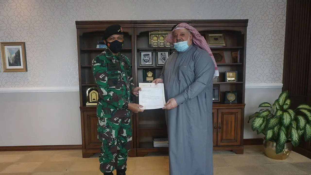 Duta Besar (Dubes) Arab Saudi untuk Indonesia Esam Abid Althagafi memberikan apresiasi sekaligus penghargaan kepada tim rumah Rumah Sakit Darurat Covid-19 (RSDC) Wisma Atlet Kemayoran.