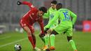 Gelandang Bayern Munchen, Leroy Sane, berebut bola dengan gelandang Wolfsburg, Josip Brekalo, pada laga lanjutan Liga Jerman di Allianz Arena, Kamis (17/12/2020) dini hari WIB. Bayern Munchen menang 2-1 atas Wolfsburg. (AFP/Christof Stache/pool)
