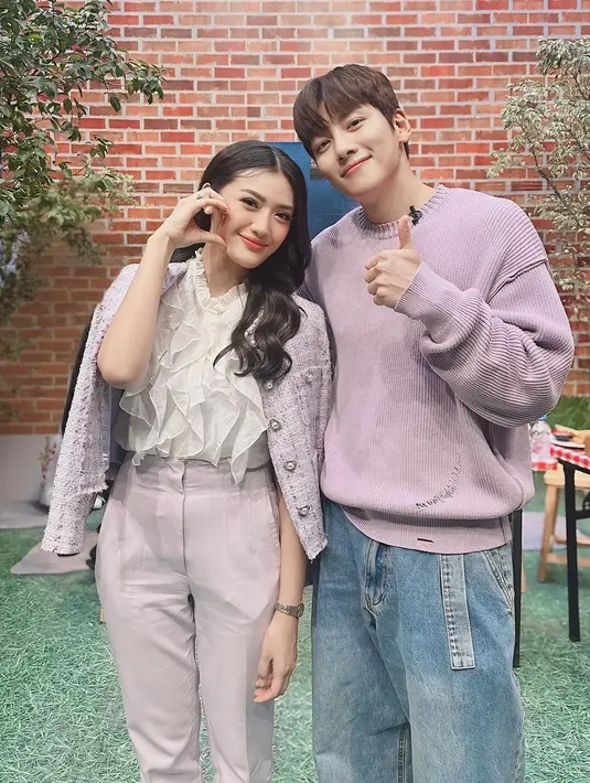 Terbaru, Anissa Azizah kembali sampirkan tweed blazer lilac saat bertemu Ji Chang Wook. Blazer ini melapisi blouse berlapis ruffle dan celana lilac. [@anissaazizah]