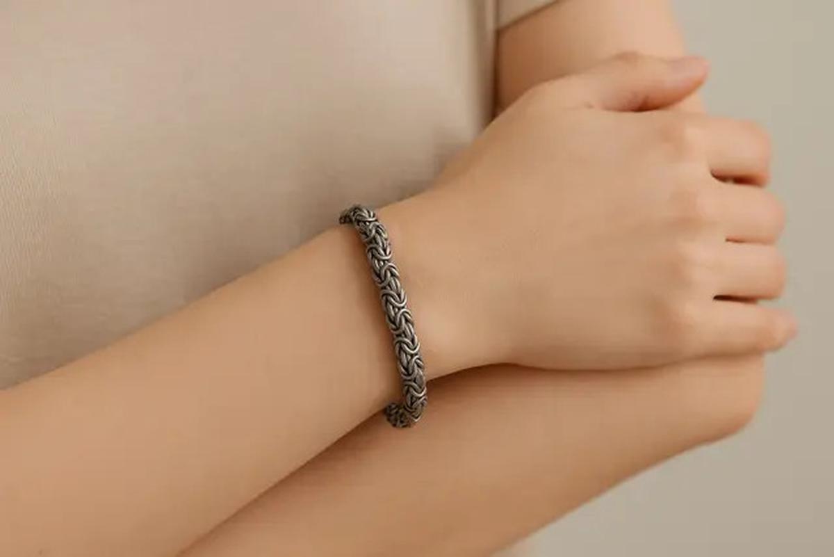 10 Model Gelang Rantai Titanium Terbaru, Jadi Perhiasan Wanita yang Hits untuk Segala Usia di 2025