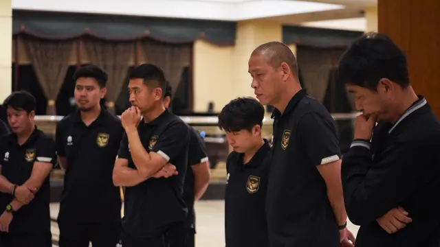 Asisten Pelatih Timnas Indonesia U-20, Nova Arianto bersama staf pelatih lainnya