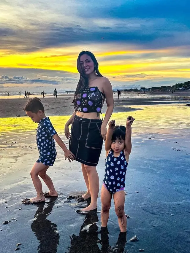 OOTD Selebriti saat Bermain di Pantai Bareng Anak