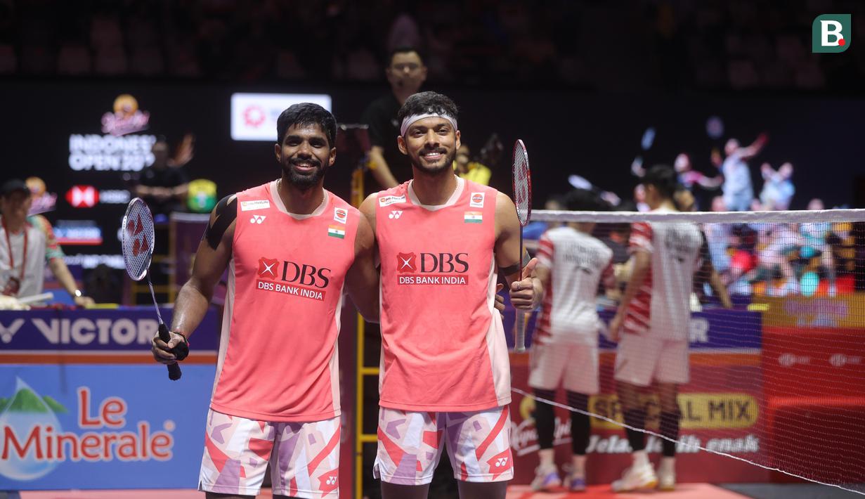 Ganda putra India, Satwiksairaj Rankireddy/Chirag Shetty merayakan kemenangan atas wakil Indonesia, Leo Rolly Carnando/Bagas Maulana pada pertandingan Indonesia Open 2025 di Istora Senayan Jakarta, Selasa (3/6/2025). (Bola.com/M Iqbal Ichsan)