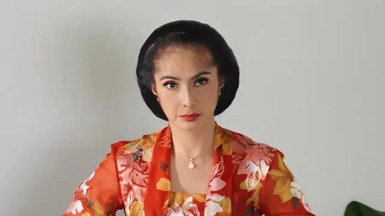 6 Outfit Maudy Koesnaedi dengan Kebaya dalam Series 'Losmen Bu Broto', Bergaya Klasik dan Berwibawa