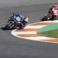 Pembalap Suzuki Ecstar, Joan Mir saat berada di depan Andrea Dovizioso dari Tim Ducati pada balapan MotoGP Valencia di Sirkuit Ricardo Tormo, Spanyol (15/11/2020). Tambahan 9 poin hasil finis ketujuh pada MotoGP Valencia membuat pebalap tim Suzuki Ecstar mengoleksi nilai 171. (AP Photo/Alberto Saiz)