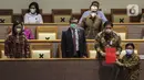 F-PDIP menyampaikan pandangan akhir fraksi tentang RUU Cipta Kerja kepada Menko Perekonomian Airlangga Hartarto saat Rapat Paripurna di Kompleks Parlemen, Jakarta (5/10/2020). Rapat membahas berbagai agenda, salah satunya mengesahkan RUU Omnibus Law Cipta Kerja menjadi UU. (Liputan6.com/JohanTallo)