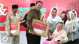 Gubernur DKI Jakarta, Basuki Tjahaja Purnama saat menerima Gus Dur Award 2016 yang diberikan oleh istri Gus Dur, Sinta Nuriyah Wahid saat peresmian Griya Gus Dur di Jakarta, Minggu (24/1/2016). (Liputan6.com/Angga Yuniar)