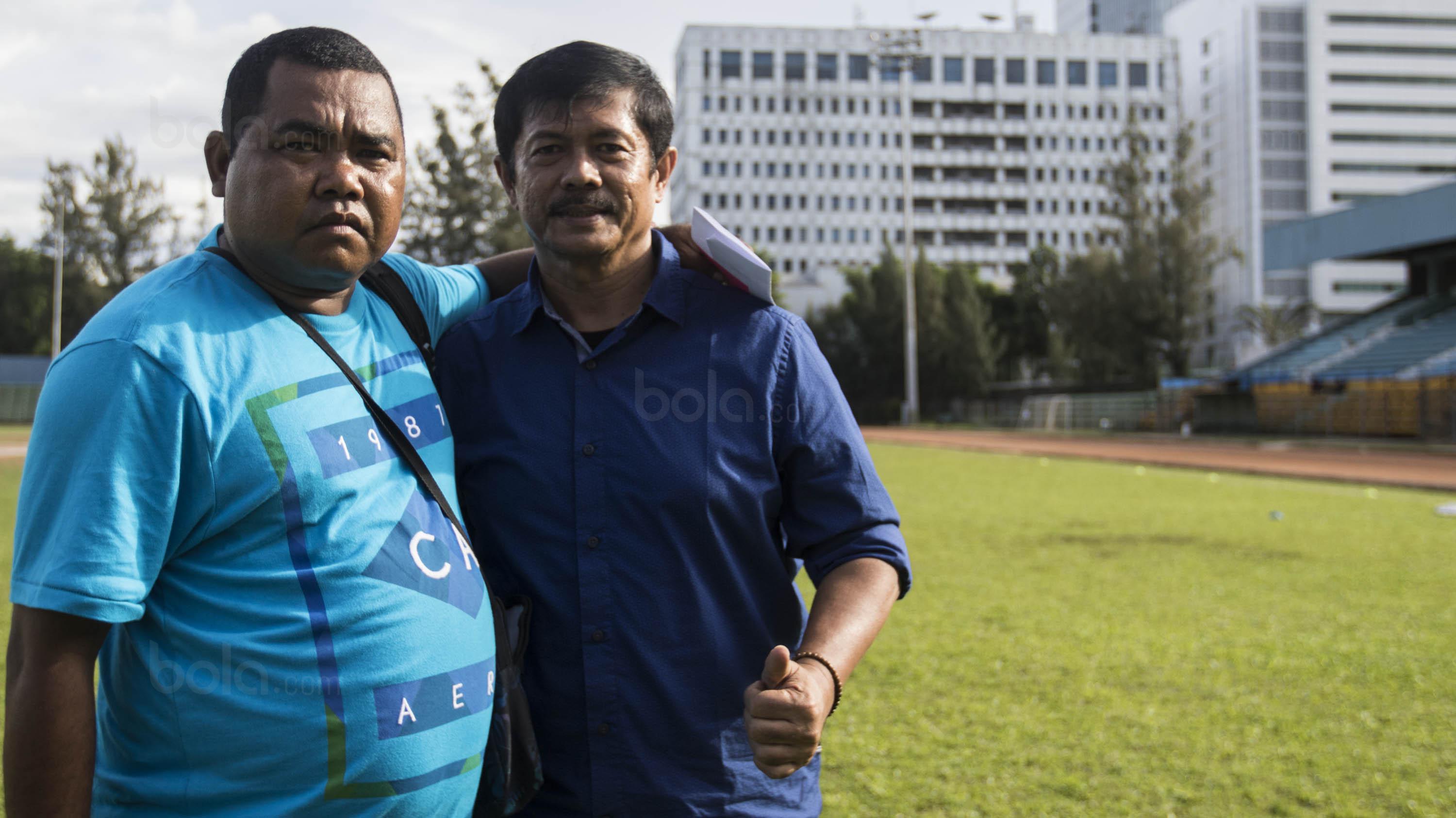 Mantan pelatih Timnas Indonesia U-19, Indra Sjafri, bersama pelatih SSB Tulehu Putra, Sani Tawainella, di Stadion Soemantri Brodjonegoro, Jakarta, Senin (4/12/2017). Sebanyak 13 anak Maluku ikuti pelatihan tersebut. (Bola.com/Vitalis Yogi Trisna)