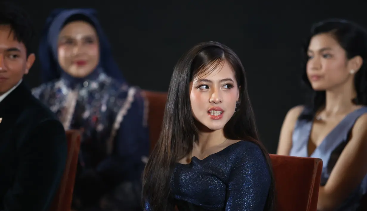 Memadukan coral blush, shimmery eye makeup, dan lipstik nude peach bikin Zara terlihat begitu cantik