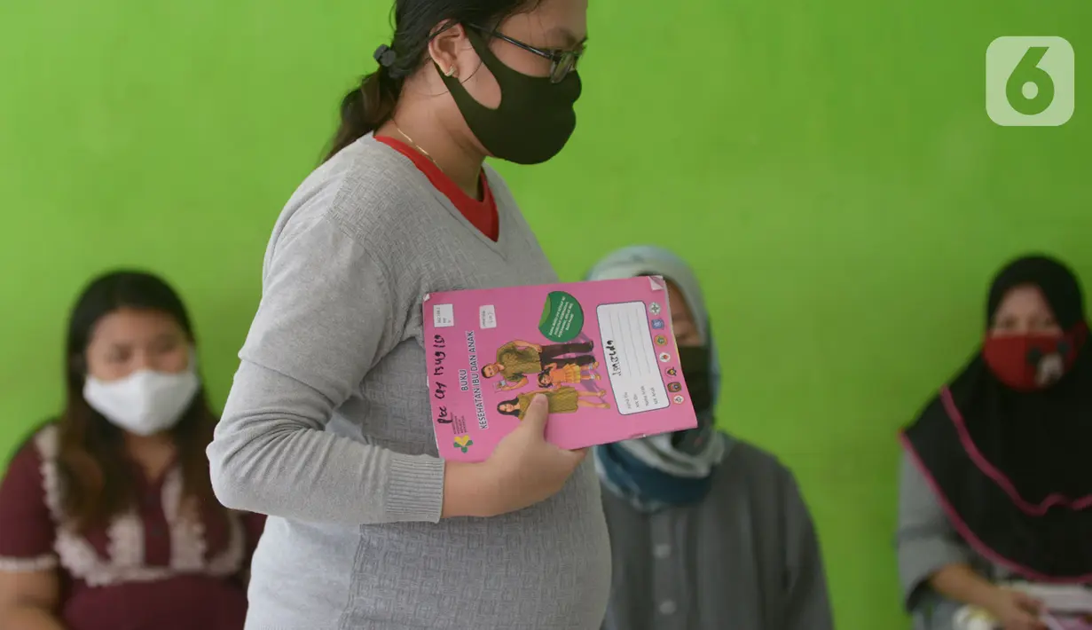 Seorang ibu hamil ikut serta dalam Swab Test COVID 19 oleh petugas medis Puskesmas Kecamatan Kramat Jati di Jakarta Timur, Jumat (12/6/2020). Tes yang menjadi salah satu syarat untuk menjalani persalinan ini diikuti sekitar 70 ibu hamil. (merdeka.com/Imam Buhori)