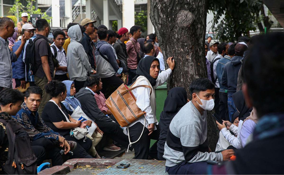 Ratusan orang melamar sebagai pasukan oranye di Balai Kota DKI Jakarta