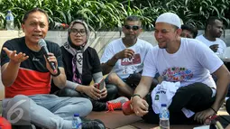 Ketua MPR RI,  Zulkifli Hasan (kiri) memberikan pemaparan saat ngobrol bareng Melek Indonesia dan 18 komunitas se-Jabodetabek di acara CFD, Jakarta, Minggu (3/4/2016). Zulkifli membahas tentang isu-isu terkini. (Liputan6.com/Yoppy Renato)
