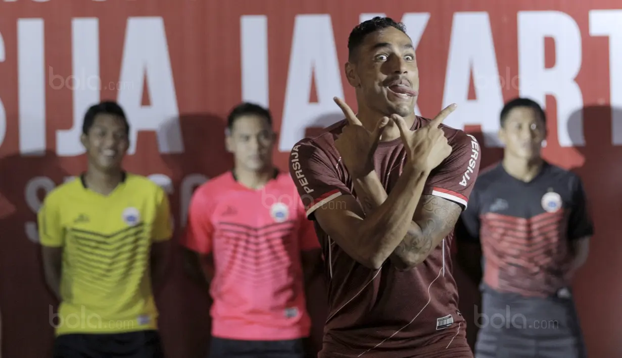 Ekspresi Jaimerson da Silva Xavier pada Launching Official Apparel di Springhill, Kemayoran, Jakarta (2/2/2018). Persija Jakarta menggandeng Specs sebagai penyuplai apparel Macan Kemayoran musim 2018/2019. (Bola.com/Nick Hanoatubun)