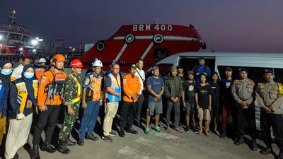 Detik-Detik 8 ABK Selamat dari Kapal yang Tenggelam di Bawean