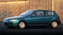 Honda Civic generasi kelima atau disebut Civic Estilo memiliki desain kapsul ala mobil 90an hingga 2000an awal. Mobil ini kurang diminati pada eranya karena akomodasi yang sulit berkat konfigurasi tiga pintu dan kabin belakang sempit. Varian sedannya lebih laku karena menawarkan akomodasi lebih baik. Estilo dipasarkan mulai dari tahun 1991-1995. (Source: japanesenostalgiccar.com)