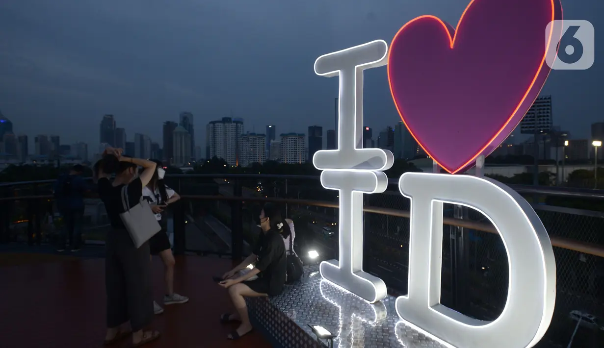 Pengunjung menikmati suasana di Skywalk Senayan Park, Jakarta, Rabu (29/12/2021). Tempat yang dulu dikenal dengan nama Taman Ria Senayan di era 70-80 an kini berganti konsep menjadi Senayan Park (SPARK). (merdeka.com/Imam Buhori)