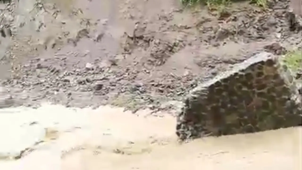 Musibah longsor dan banjir bandang yang terjadi di Dusun Ciangkrek, Sukabumi, menyebabkan akses vital termasuk jalan dan jembatan penghubung utama.