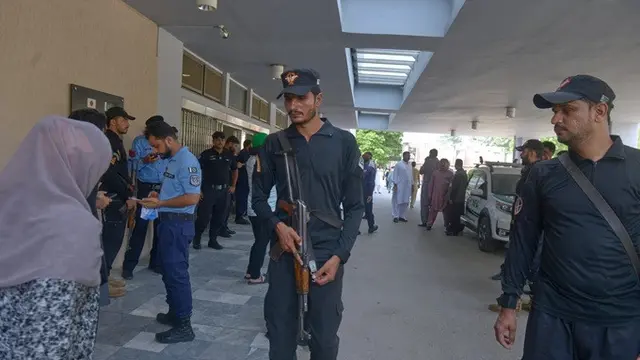 Petugas polisi berjaga di luar ruang perawatan bayi setelah kebakaran melanda sebuah rumah sakit di Islamabad, Pakistan, Rabu (26/8/2026).