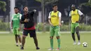 Pelatih Bhayangkara FC, Alfredo Vera, memberikan arahan kepada pemainnya saat latihan di Lapangan ABC Senayan, Jakarta, Rabu (13/2). Latihan ini merupakan persiapan Piala Indonesia dan Piala Presiden. (Bola.com/Yoppy Renato)