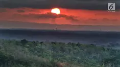 Suasana matahari terbit di Bukit Panguk Kediwung, Bantul, Yogyakarta (16/10). Bukit Panguk Kediwung dibuka untuk umum sekitar pertengahan 2016 oleh masyarakat setempat dan menawarkan keindahan sunrise di atas awan. (Liputan6.com/Herman Zakharia)